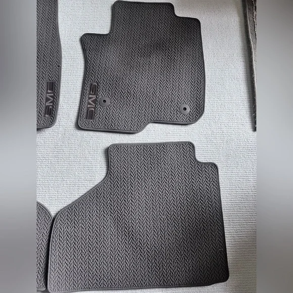 GMC Yukon XL Denali 2023 carpet floor mats - Picture 3 of 4